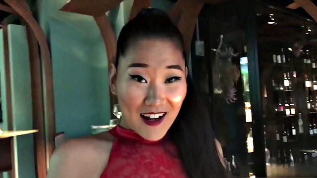 азиатская порноактриса трахается с продюсером на свидании