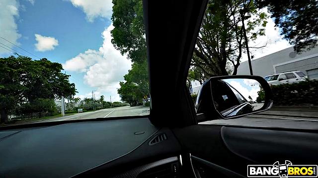 Лилли Холл бегает с голой жопой и получает жаркий секс от Тони Рубино у себя дома, кончает ей на лицо после долгой ебли на выносливость.