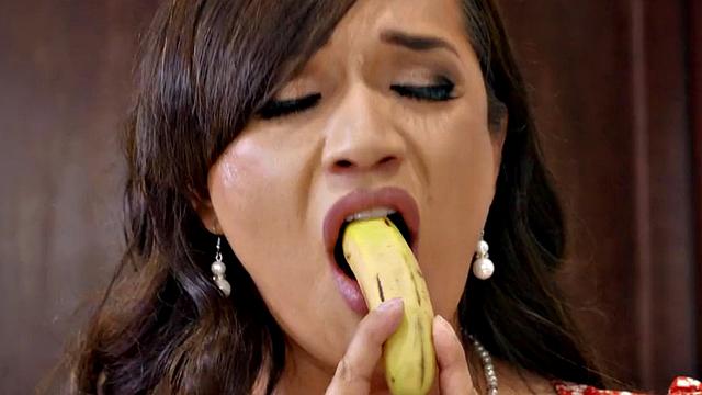 Trans beauty sucking before fucking in erotic couple