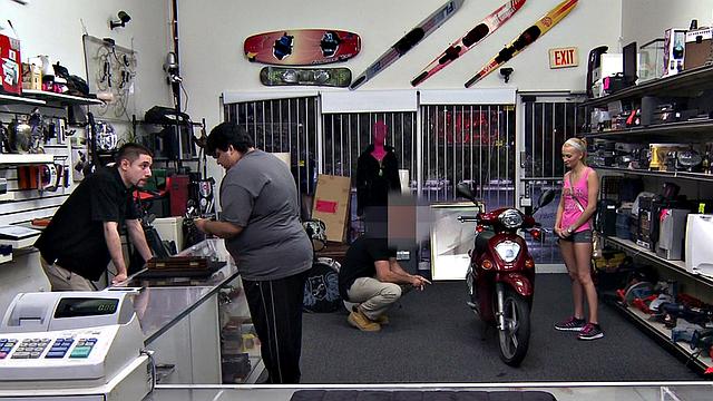 Petite babe tricked by pawnshop into giving blowjob