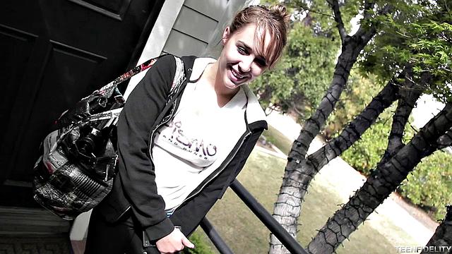 Элла Милано на съёмочной площадке: жесткий трах и мощный залив