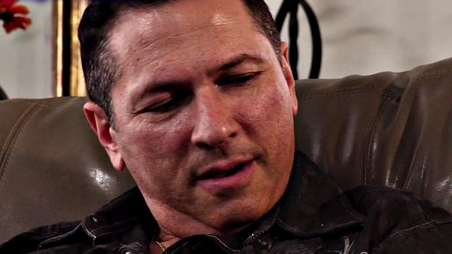 Татуированная блондинка дико трахается с боссом при муже-куколде