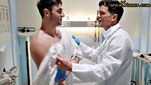 атлетичный парень получает по полной от доктора