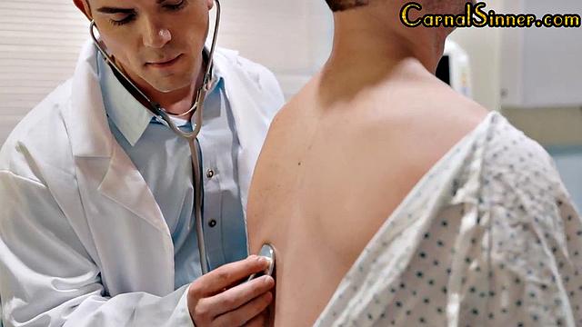 атлетичный парень получает по полной от доктора
