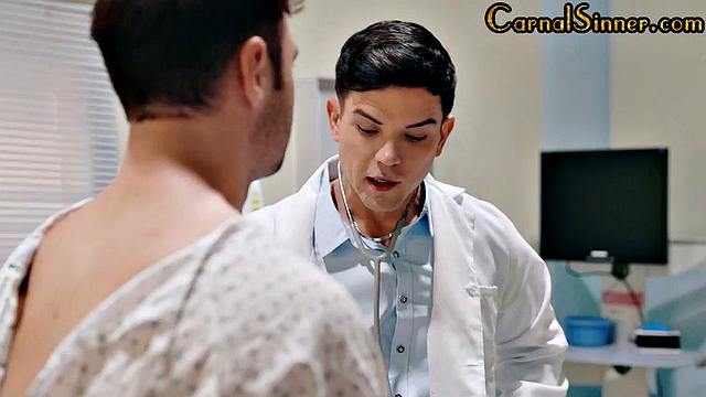 атлетичный парень получает по полной от доктора