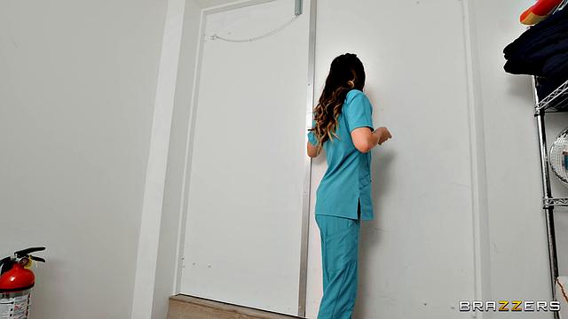 Лулу Чу устраивает марафон по сбору спермы и шутит над тем, кто дольше продержится без передышки.