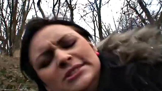 стройная курящая трахается со зрелым на улице и слизывает сперму