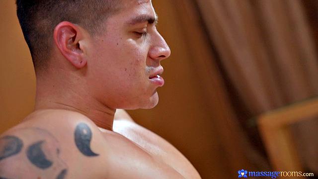 Ale Danger получает массаж от Jason Carrera и под конец ловит сперму на ноги. Секс начинается романтично, а заканчивается креативно - вот такая латинка знает толк в удовольствиях.