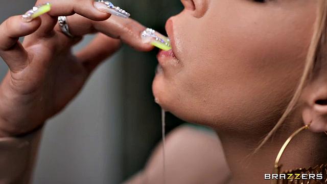 Carmen Caliente и Mazee The Goat учат, как делать мокрый минет по-взрослому.