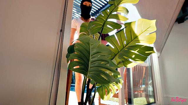 зрелая застала воровок и устроила им куннилингус-марафон