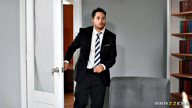 Директор жёстко трахает пышногрудую учительницу в офисе колледжа