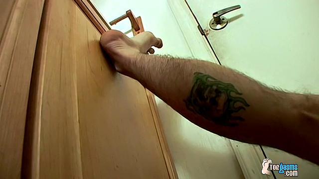 Athletic Guys' Smelly Feet - Cage