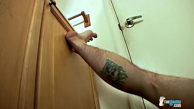 Athletic Guys' Smelly Feet - Cage
