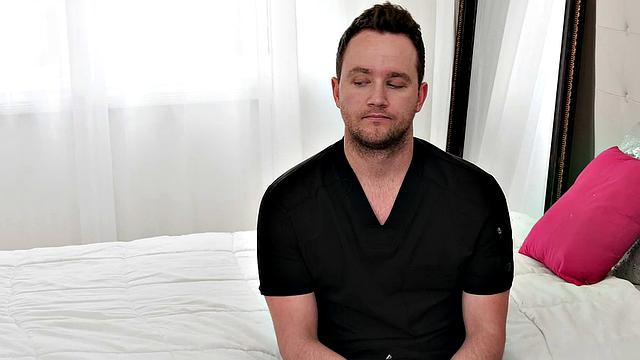 олиция остин шутит - массаж хочет не спины, а киски