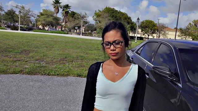 Хрупкая азиатка в очках не удержалась и дала за деньги в POV