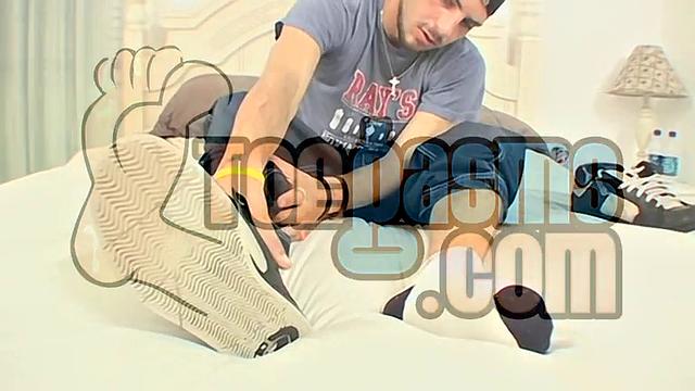 Джестеру поклоняются в ноги, и он смеётся на горячей гей-сессии с ногами