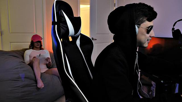 смотри, как кензи мадисон трахается с братом за геймпадом