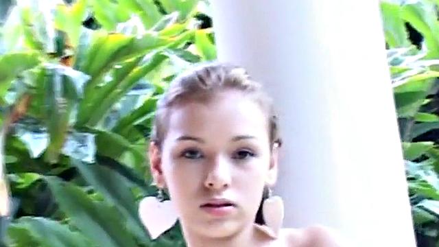 блондиночка развлекается на природе-муравьи оценили шоу