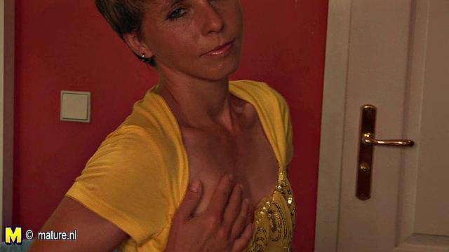 похотливая милфа не может оторваться от мокрой киски