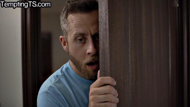 Жаркая блондинка с членом насаживается на любовника прямо в ванной