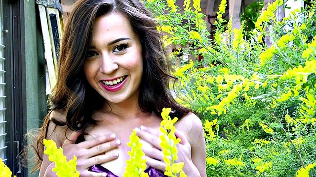 Ариэль от скуки спасают только пальцы и хорошее настроение