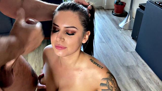 Тори разносит страсть: дикий минет и жаркая дрочка