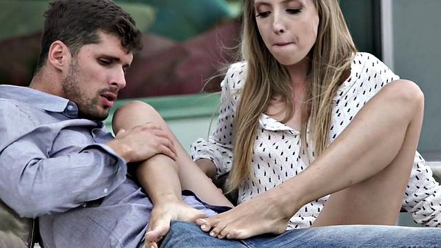 девушка дрочит парню ногами после минета