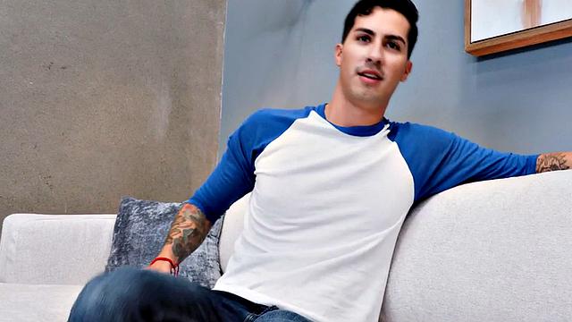 татуированный парень дрочит после кастинга и кончает