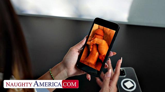 Виолет Джемс мечтает о горячем сперме отца подруги на своём лице, когда узнаёт, какой у него огромный член.