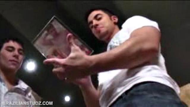 Трое зрелых парней жарко трахаются втроём