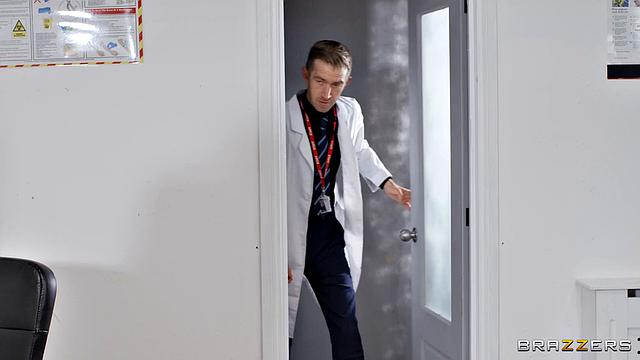 Лола Роуз соблазняет доктора прямо в клинике, пока мама не видит, и получает жесткий трах на осмотре.