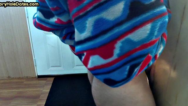 зрелый гей-папа глубоко сосёт член в дырке