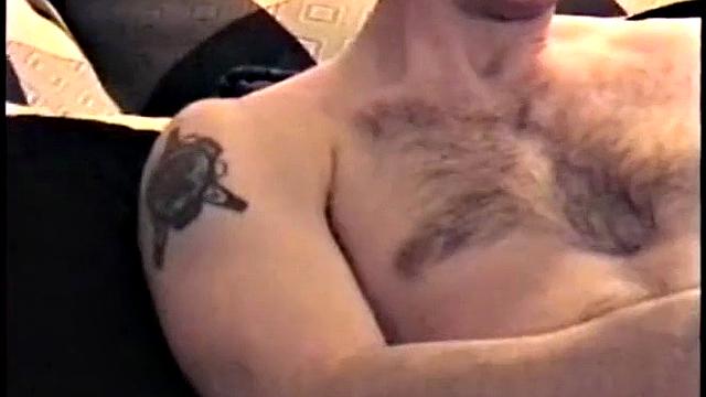 Гианни дрочит на камеру, крупный член и мощная сперма