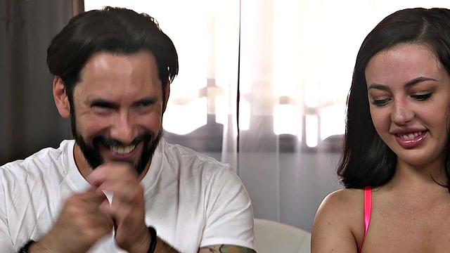 заткнули рот, отшлёпали по попе, а она только веселится в бдсм