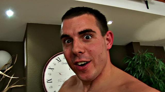 соблазнительная брюнетка в белье сосёт и получает по полной в душе