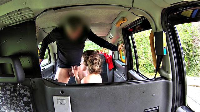 английская стерва скачет как в порно и глотает после жёсткого пальминга