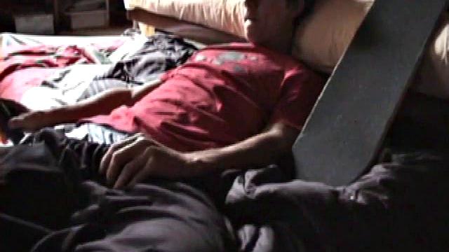 Джейден раздевается и яростно дрочит свою большую залупу перед камерой