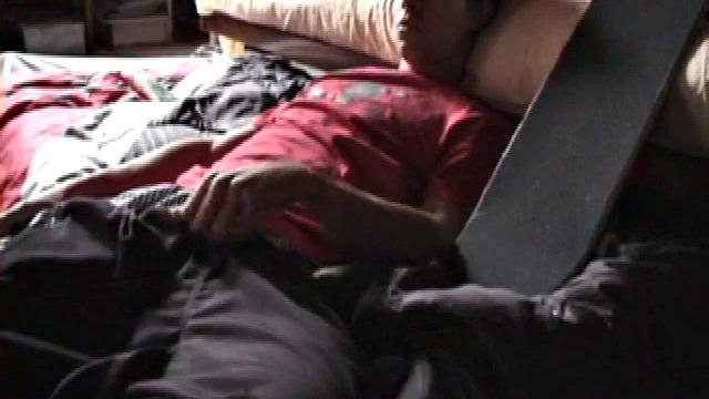 Джейден раздевается и яростно дрочит свою большую залупу перед камерой