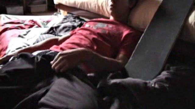 Джейден раздевается и яростно дрочит свою большую залупу перед камерой