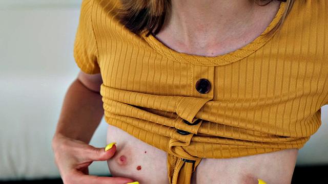 миниатюрная блондинка жадно дрочит, не сдерживая страсть