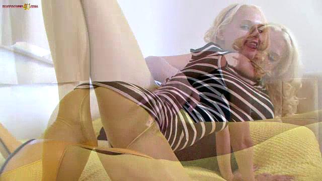 Kelly Fox - Yellow pantyhose Heaven!