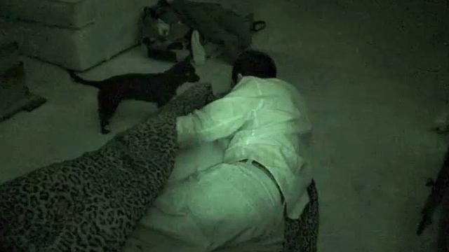 страстная брюнетка трахается в темноте под ночной камерой