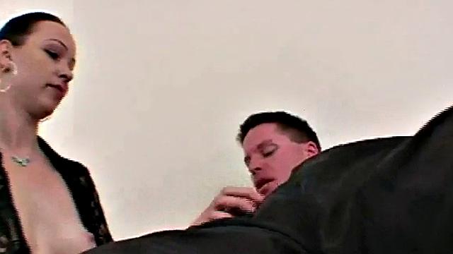 Зрелая Tawny с ума сходит по аналу и ловит горячий конч на грудь