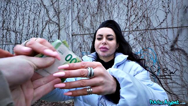 Арис Lamborghini показывает большие сиськи и трахается с Мартином Gun в разных позах