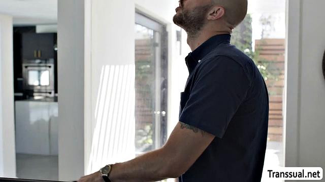 Транссексуалка Eva Maxim трахает соседа-ремонтника в попку и кайфует по полной.