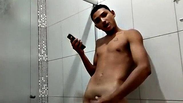Дэвид Скотт трётся своим членом в ванной