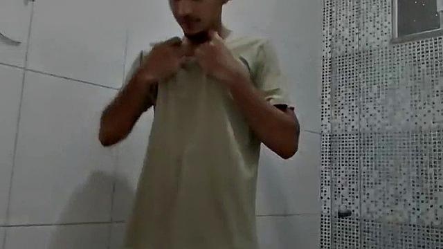 Дэвид Скотт трётся своим членом в ванной