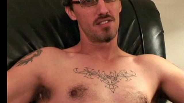 парень дрочит так быстро, будто опаздывает на свидание