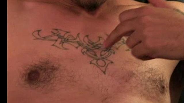 парень дрочит так быстро, будто опаздывает на свидание