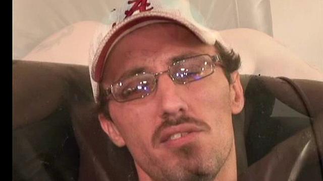 парень дрочит так быстро, будто опаздывает на свидание